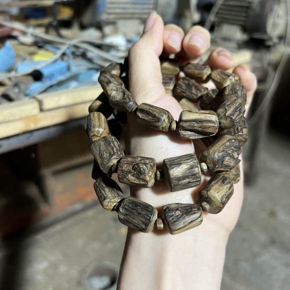 Vòng trầm hương 108 biên dạng