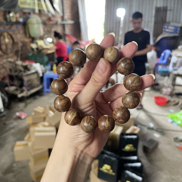 Vòng trầm hương rừng