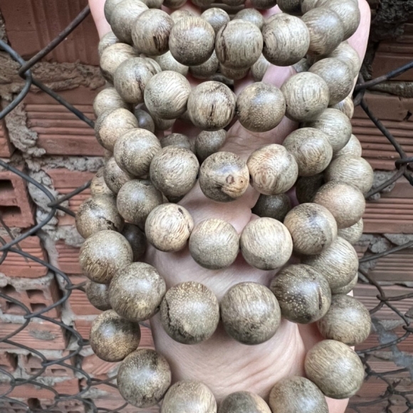 Vòng trầm hương 12mm vip cam