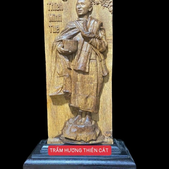 Tượng thầy Thích Minh Tuệ trầm hương