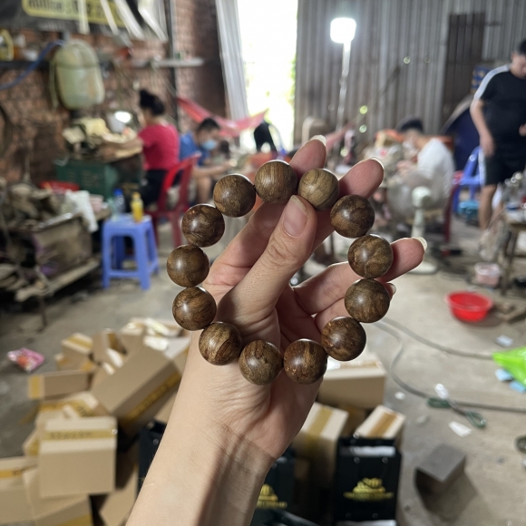 Vòng trầm hương rừng