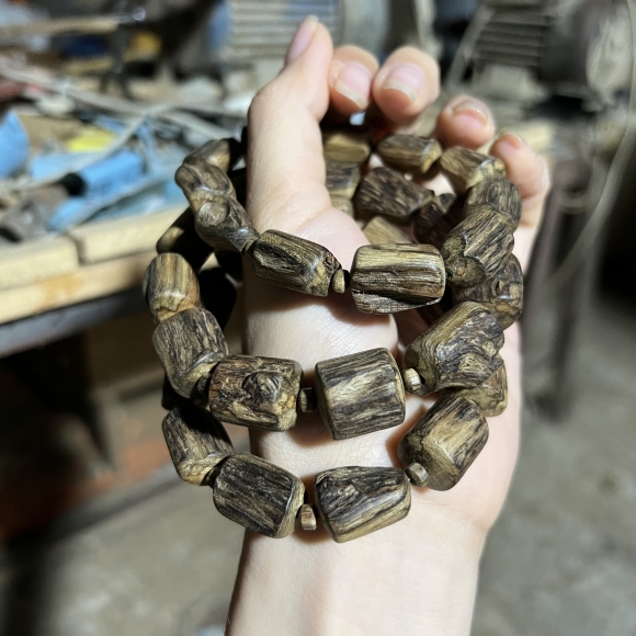 Vòng trầm hương 108 biên dạng