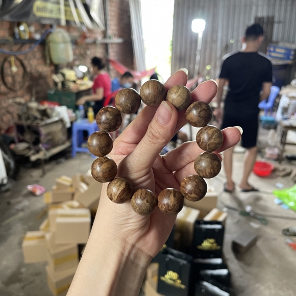 Vòng trầm hương rừng