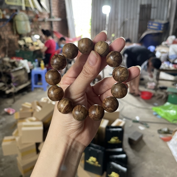Vòng trầm hương rừng