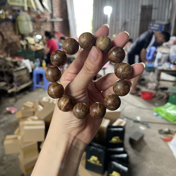 Vòng trầm hương rừng