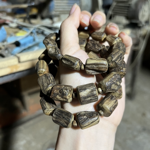 Vòng trầm hương 108 biên dạng