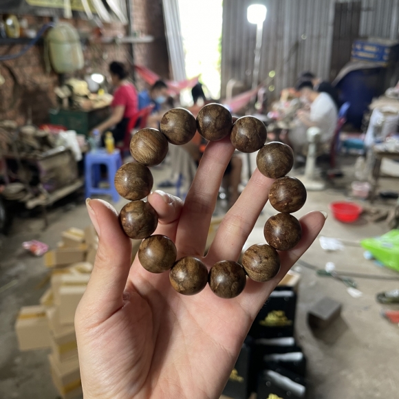 Vòng trầm hương rừng