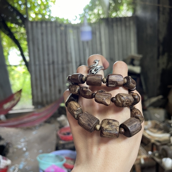 Vòng trầm hương nam 011