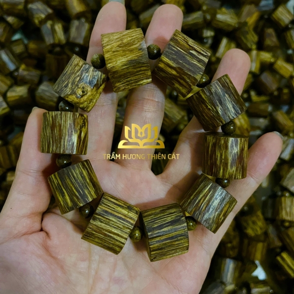 Vòng trầm hương nam 037